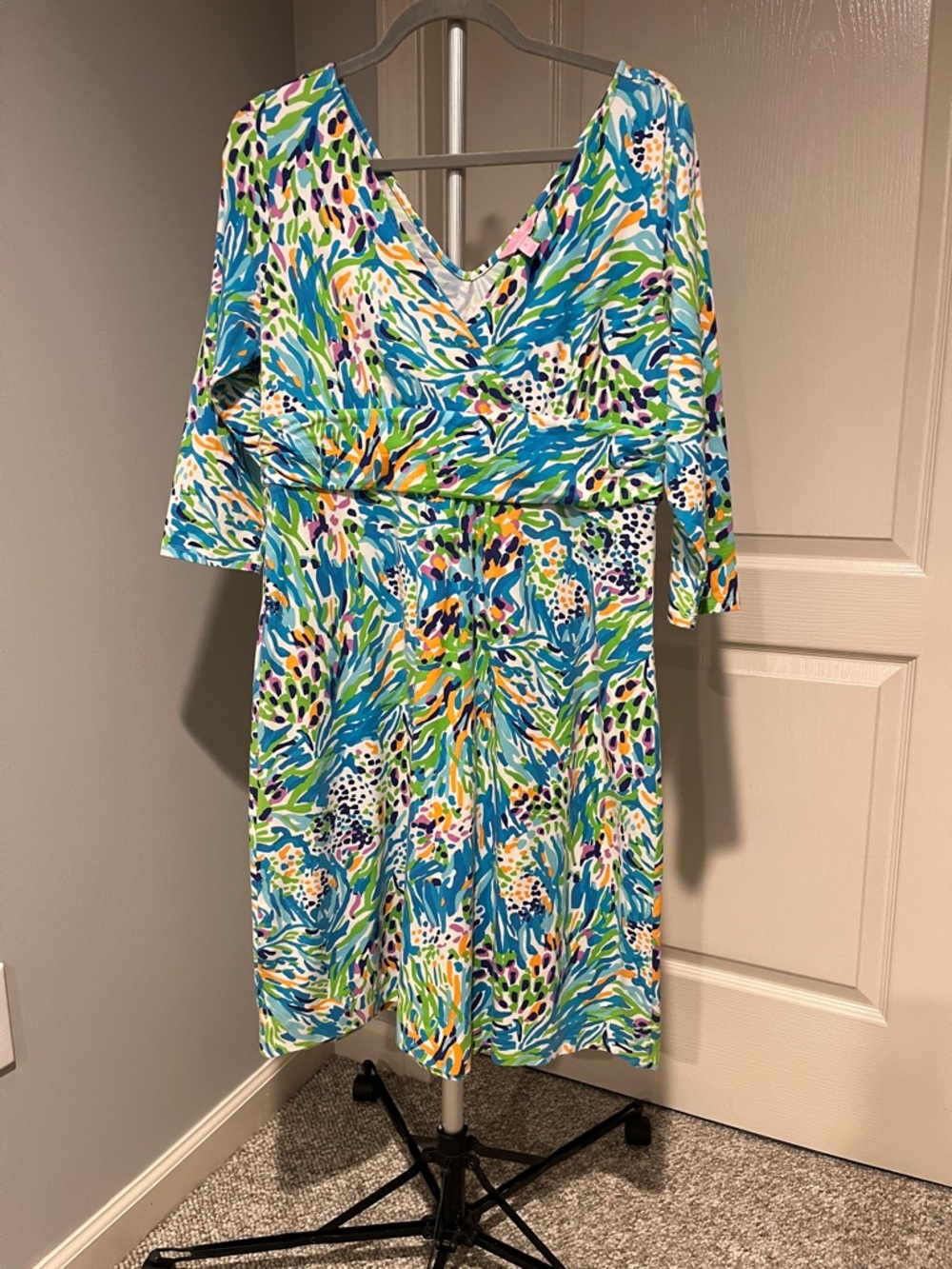 Lilly Pulitzer V‑Neck Multi‑Color Floral dress with sleeves